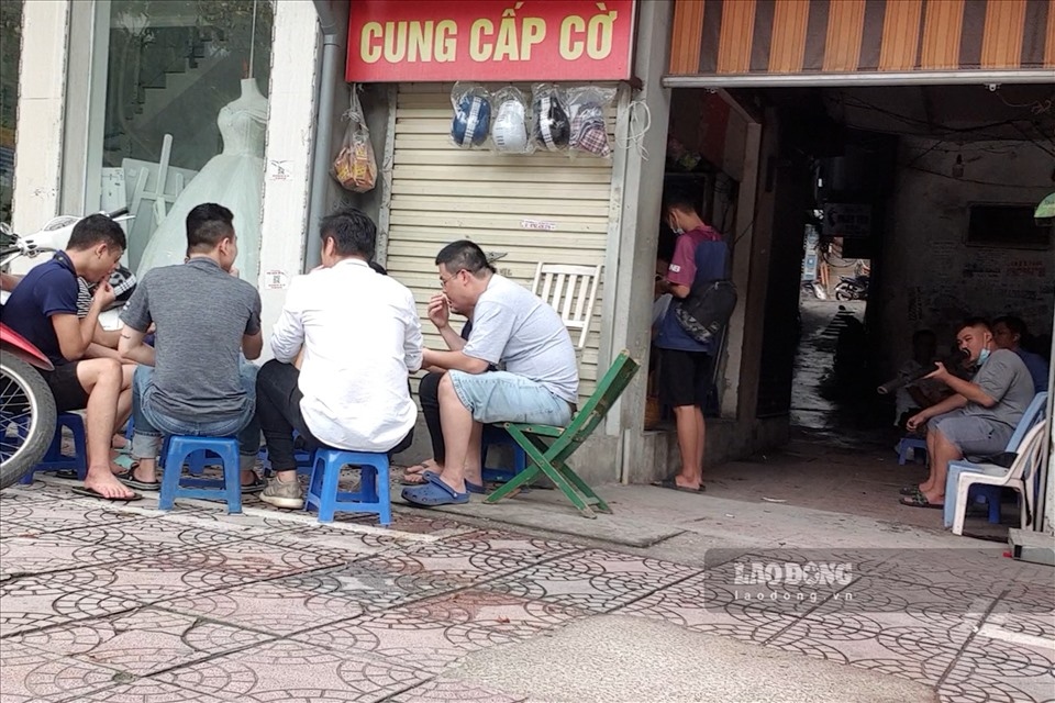 plenty of businesses in hanoi fail to follow social distancing measures picture 8