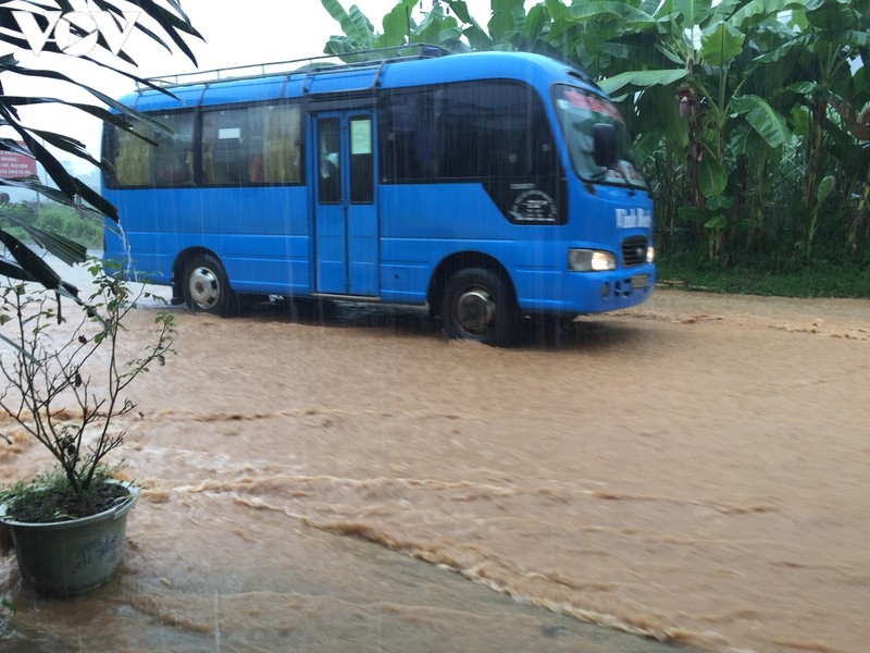 severe flooding disrupts traffic in mountain region picture 8