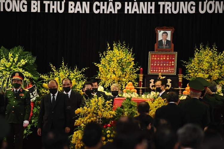 memorial service for former party leader le kha phieu picture 8