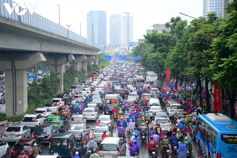 traffic chaos hits hanoi amid early morning downpour picture 9