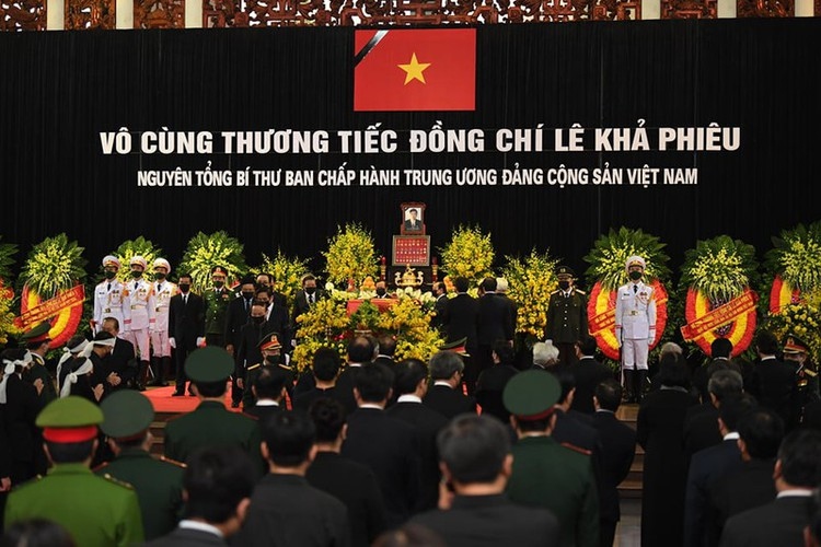 memorial service for former party leader le kha phieu picture 9