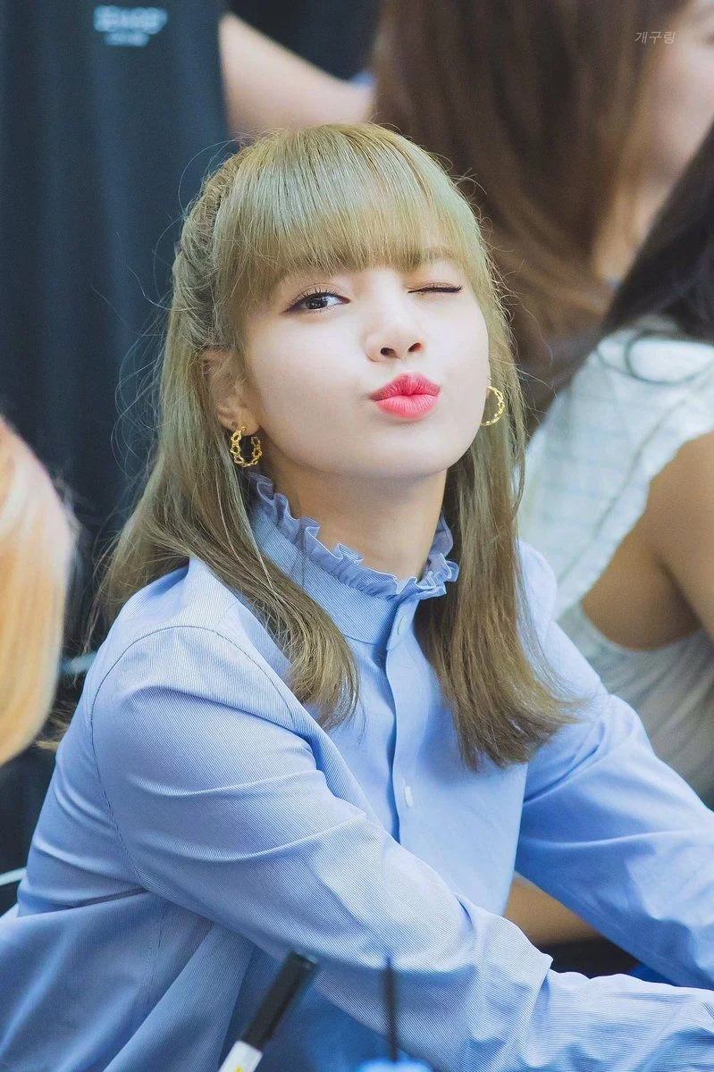 Cận cảnh hình ảnh “nóng bỏng” của Lisa (Blackpink) tại đêm diễn ở CLB thoát  y