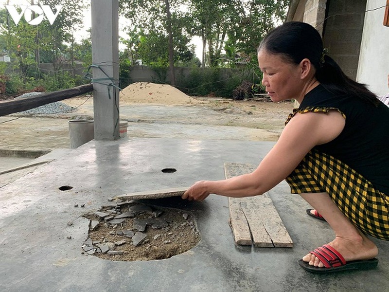 hue xuat hien cac ho sut lun nha dan xung quanh mo da voi hinh anh 2