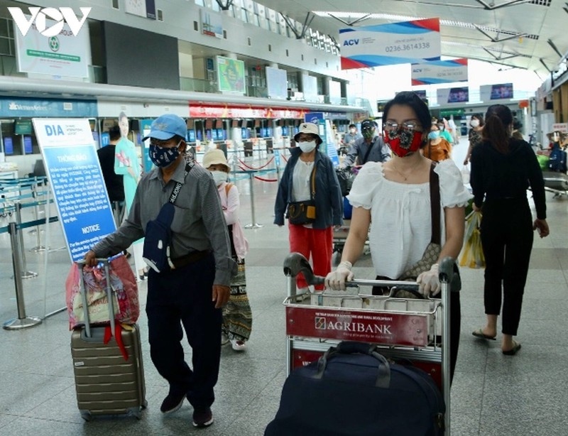 over 400 stranded tourists return to hanoi from da nang picture 1