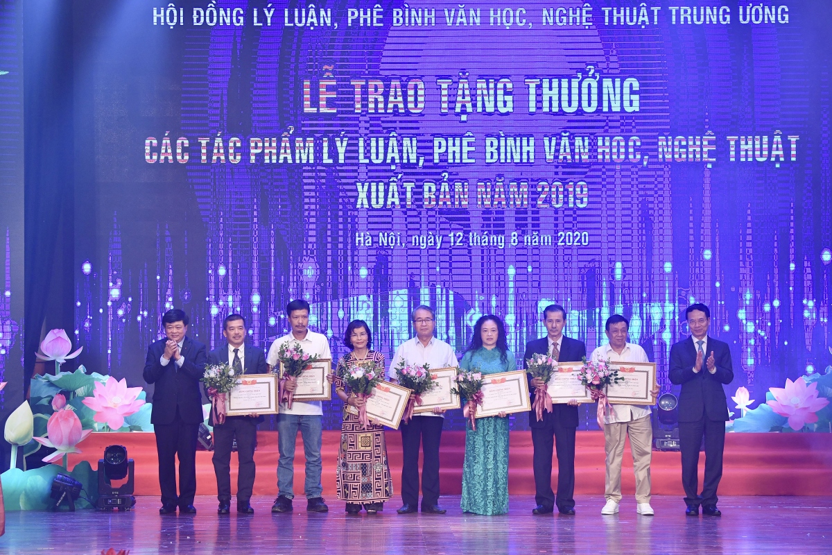 toan canh le trao tang thuong cac tac pham ly luan, phe binh vhnt 2019 hinh anh 7