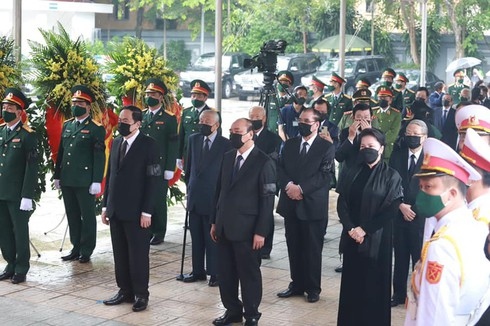 respect- paying ceremony for former party leader le kha phieu picture 3