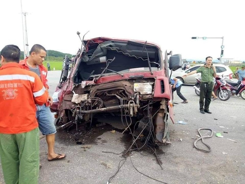 Va chạm kinh hoàng khiến xe tải “rụng đầu”, nhiều người bị thương