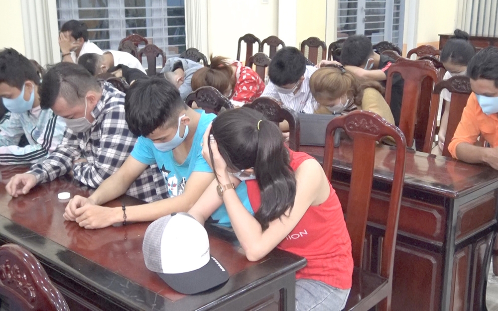 Gần 30 thanh niên "mở tiệc" ma túy bất chấp dịch bệnh Covid-19: Khoảng gần 3h ngày 2/8, Đội Cảnh sát điều tra tội phạm về kinh tế và ma túy Công an huyện Thống Nhất, Đồng Nai bất ngờ đột kích vào nhà đối tượng Đỗ Tiến Hưng, 22 tuổi, ở ấp Đức Long 2, xã Gia Tân 2, huyện Thống Nhất.  Tại đây phát hiện 28 đối tượng cả nam và nữ đang sử dụng trái phép chất ma túy. Kết quả test nhanh phát hiện 23 đối tượng dương tính chất ma túy.