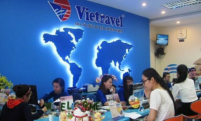 Staff at a Vietravel agency in HCMC introduce tours to customers. Photo courtesy of Vietravel.
