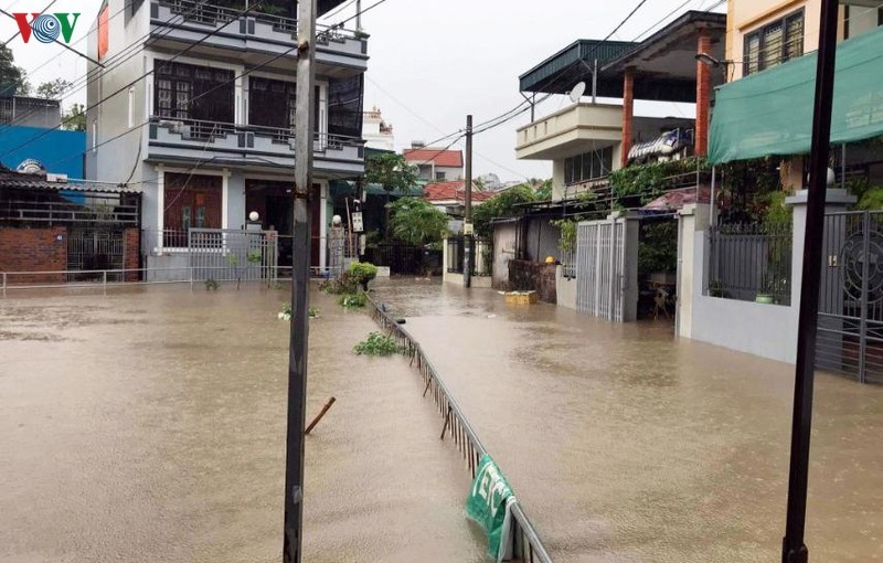 Nhiều khu dân cư tại Phường Cao Xanh, Hà Khánh, Yết Kiêu, thành phố Hạ Long và Quang Hanh, Cẩm Bình thành phố Cẩm Phả bị ngập sau trận mưa sáng nay.