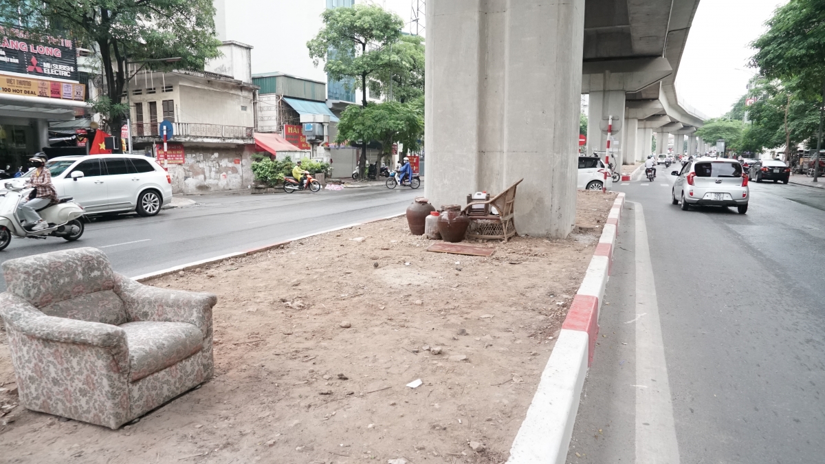 Rác thải, đỗ xe tự phát dọc tuyến đường sắt trên cao Cát Linh - Hà Đông