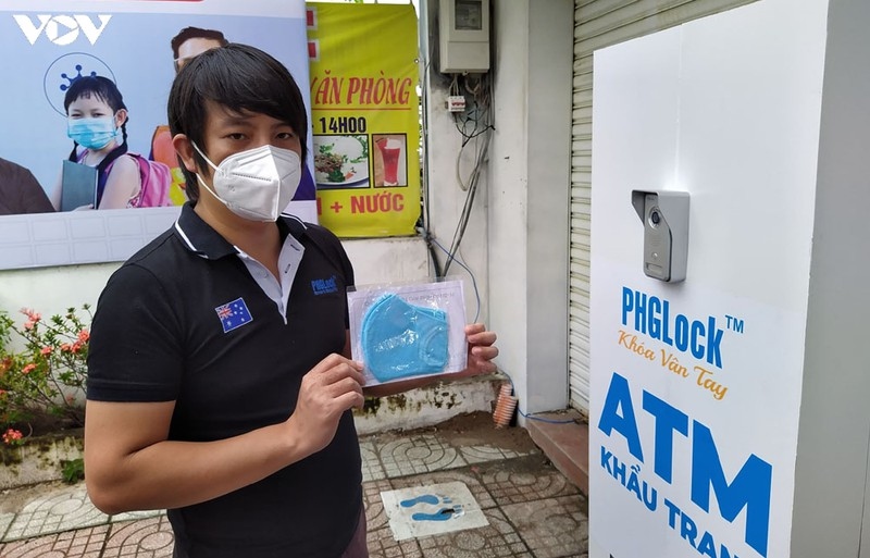 Anh Hoàng Tuấn Anh giới thiệu về "ATM khẩu trang" miễn phí đầu tiên.
