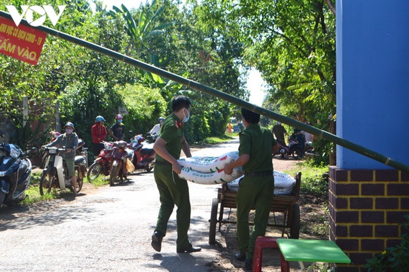 quang tri Dam bao doi song, sinh hoat cho nguoi dan khu vuc phong toa hinh anh 2