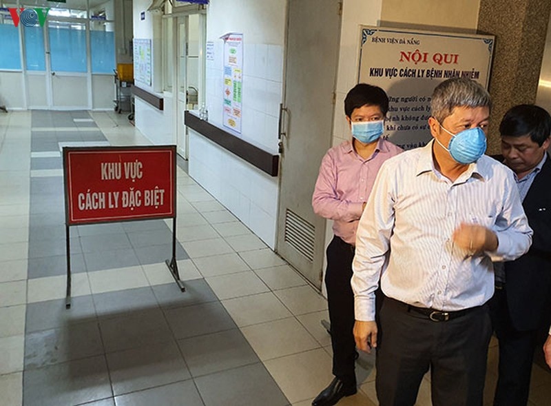 Thứ trưởng Nguyễn Trường Sơn trong chuyến kiểm tra công tác phòng chống Covid -19 tại Bệnh viện Đà Nẵng hồi tháng 2 vừa qua.