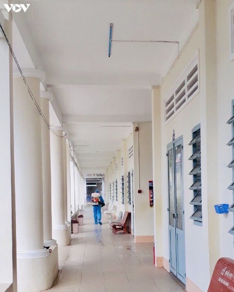 Nhân viên y tế tiến hành phun thuốc khử trùng ở các điểm thi 9 quận, huyện Cần Thơ.