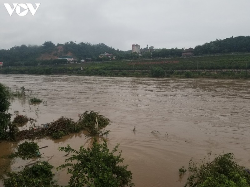 lu tren song hong dang qua thanh pho lao cai tang nhe hinh anh 1