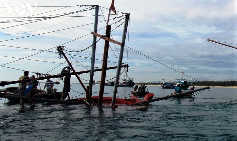 thoi tiet xau, 2 tau ca ngu dan quang nam gap nan hinh anh 1