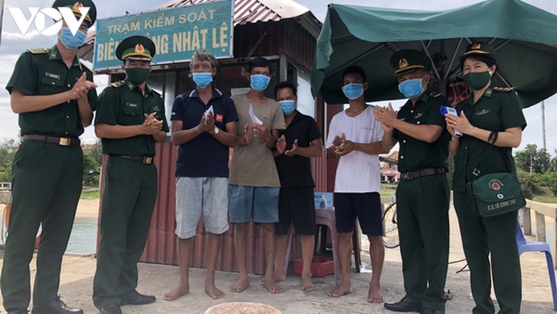 quảng bình cứu 8 ngư dân bị chìm tàu hình ảnh 2 quang binh cuu 8 ngu dan bi chim tau hinh anh 2
