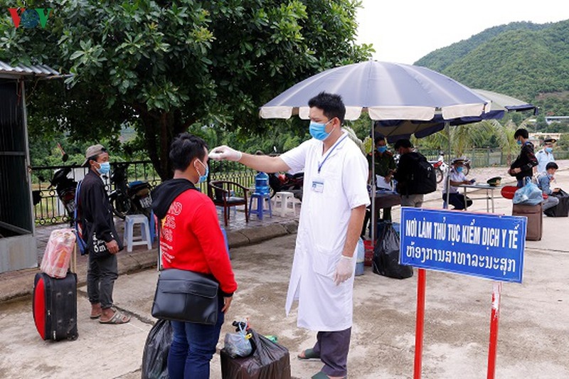 Sơn La xác định phải kiểm soát chặt những người đi từ vùng dịch về địa bàn
 (Ảnh: Kiểm tra y tế với sinh viên Lào trở lại Sơn La học tập)