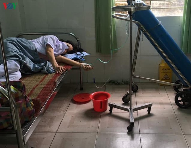 Nhân viên y tế làm việc đến xỉu- Ảnh:Trần Văn Thể, VP UBND quận Liên Chiểu