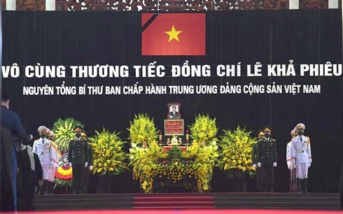 respect- paying ceremony for former party leader le kha phieu picture 2