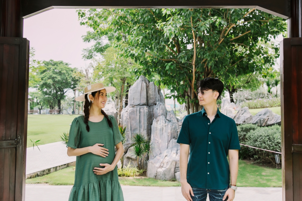 A hau thuy van khoe duoc chong doanh nhan cham soc khi mang bau hinh anh 12
