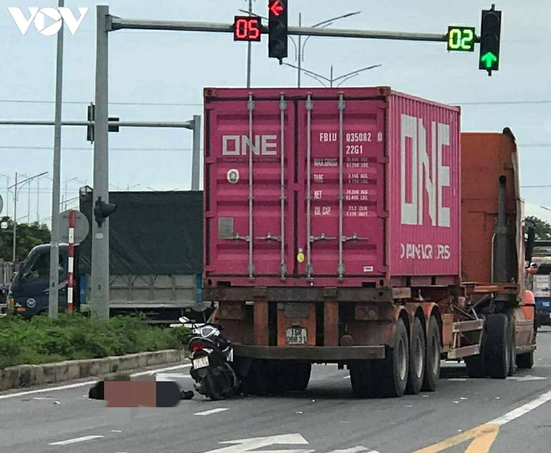 nguoi dan ong tu vong khi dam vao xe container dang cho den do hinh anh 1