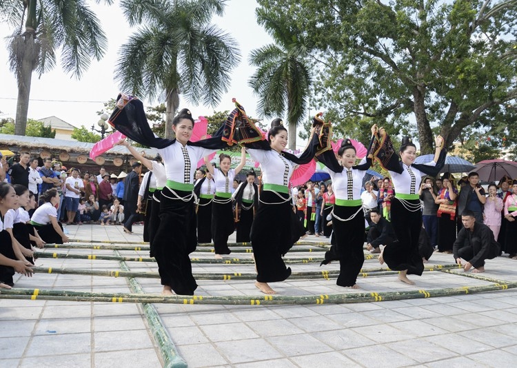 Thiếu nữ Thái tưng bừng trong điệu xèo “Nhôm khăn” (tung khăn).