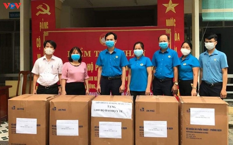 Đà Nẵng trao 3.000 bộ bảo hộ y tế, 150 giường xếp hỗ trợ tuyến đầu chống dịch.