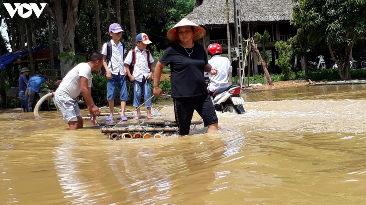 Anh nguoi dan luc yen yen bai nhoc nhan vuot lu hinh anh 8