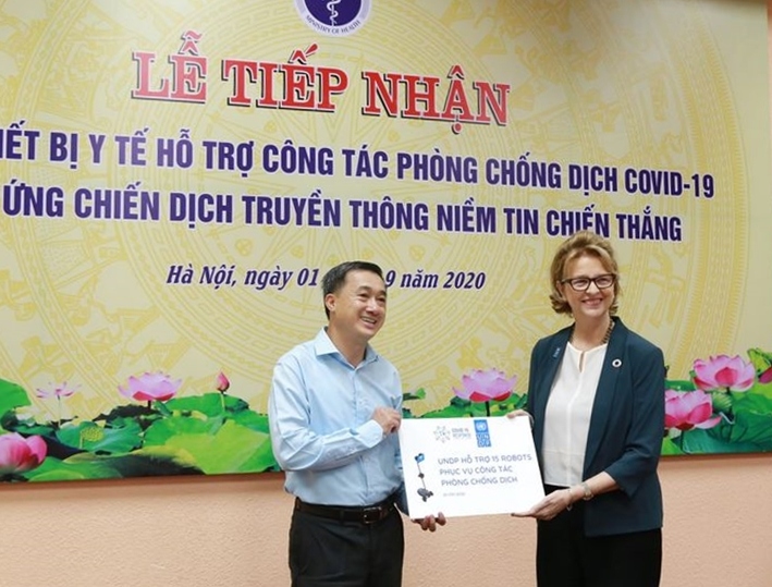 undp tang viet nam them 15 robot ho tro dieu tri benh tu xa hinh anh 1