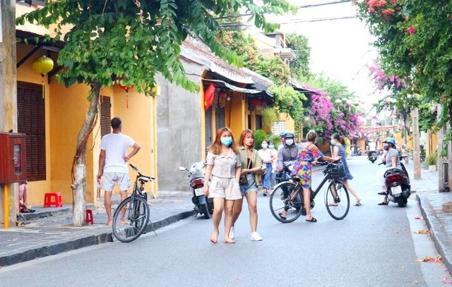 Tourists return to UNESCO-recognised Hoi An after social distancing ends