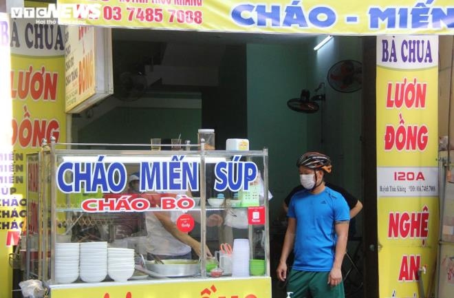 da nang social distancing relaxed, residents venture out for food picture 2