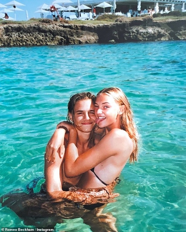 Con trai David Beckham âu yếm ôm bạn gái xinh đẹp trên biển