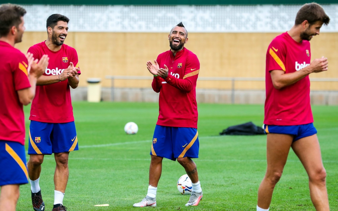 can canh lionel messi doi mua tap luyen cung toan doi barca hinh anh 5