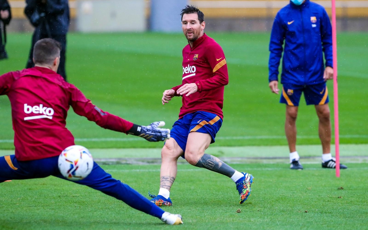 can canh lionel messi doi mua tap luyen cung toan doi barca hinh anh 2