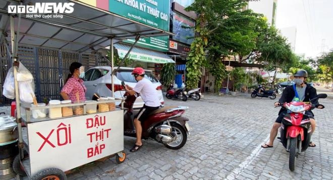 da nang social distancing relaxed, residents venture out for food picture 5