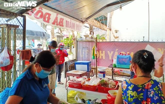 da nang social distancing relaxed, residents venture out for food picture 6