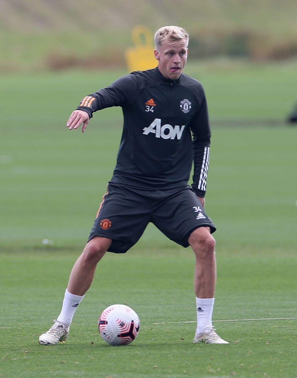 Donny van de Beek ghi điểm trong buổi tập đầu tiên với HLV Solskjaer