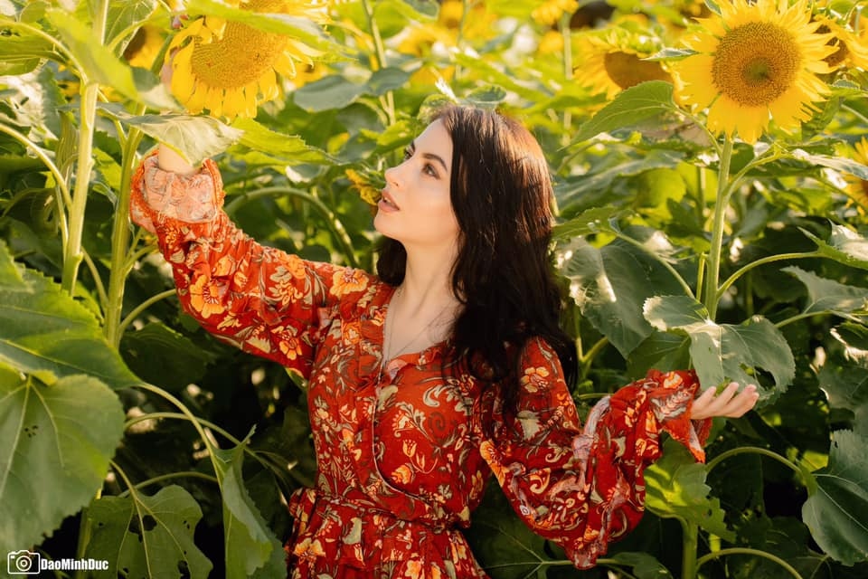 co giao tay co guong mat xinh nhu bup be trong le khai giang o viet nam la ai hinh anh 9