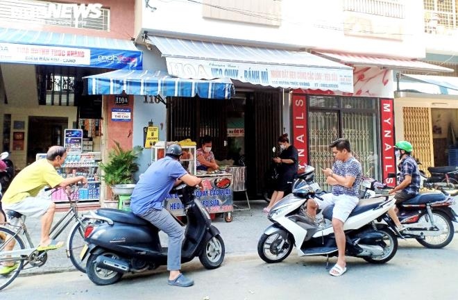 da nang social distancing relaxed, residents venture out for food picture 9