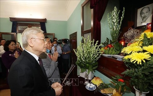 top vietnamese leader pays tribute to late president ho chi minh picture 1