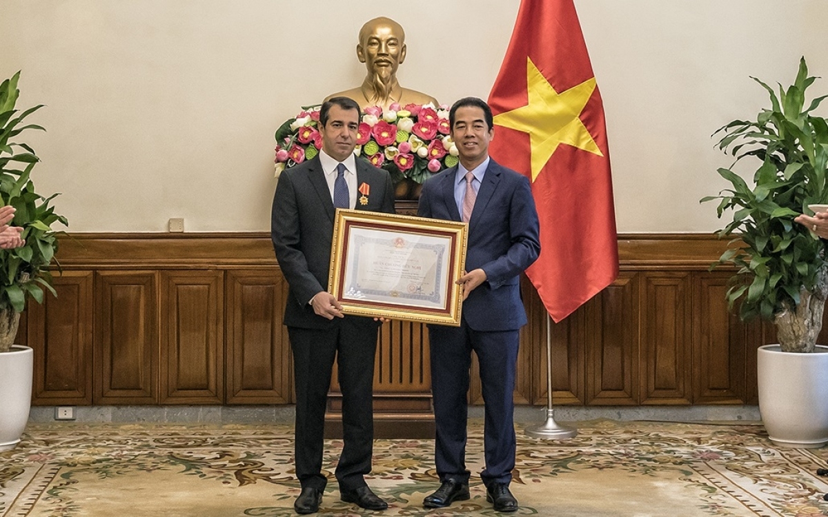 azerbaijan ambassador awarded vietnam s friendship order picture 1
