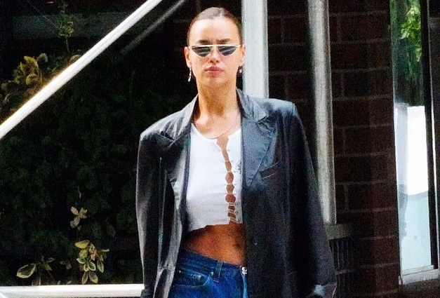 "Chân dài" Irina Shayk diện croptop khoe body chuẩn ra phố