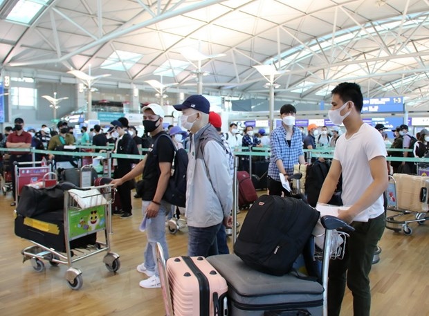 vietnam airlines brings home 405 citizens stranded in the rok picture 1