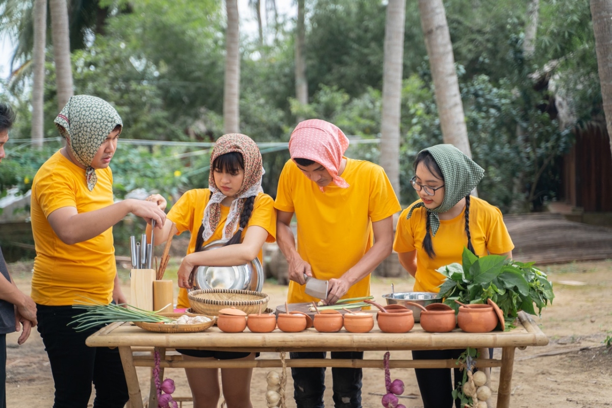 phuong my chi quen ca hinh tuong, nga sap mat xuong ho hinh anh 3