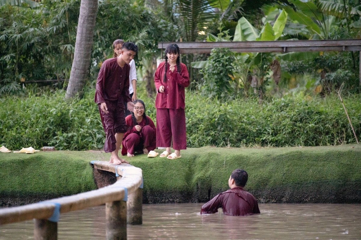 phuong my chi quen ca hinh tuong, nga sap mat xuong ho hinh anh 2