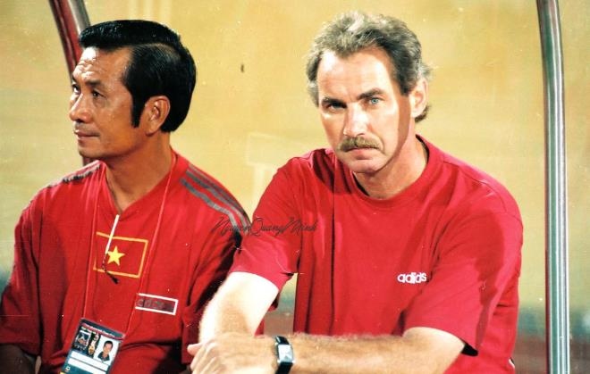 Alfred Riedl in the dugout with his assistant Pham Huynh Tam Lang.