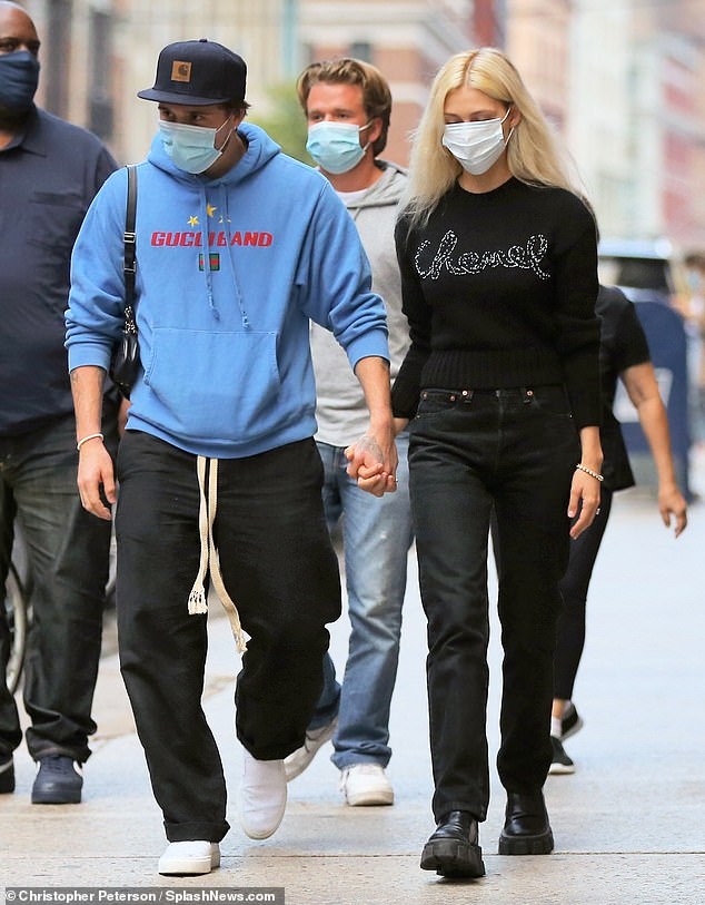 Con trai David Beckham nắm tay bạn gái xinh đẹp đi dạo phố