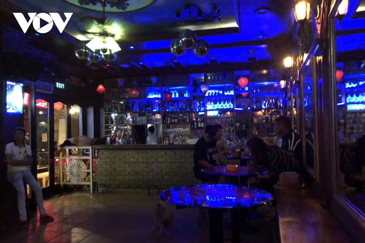 nighttime entertainment venues remain quiet in hanoi after re-opening picture 10